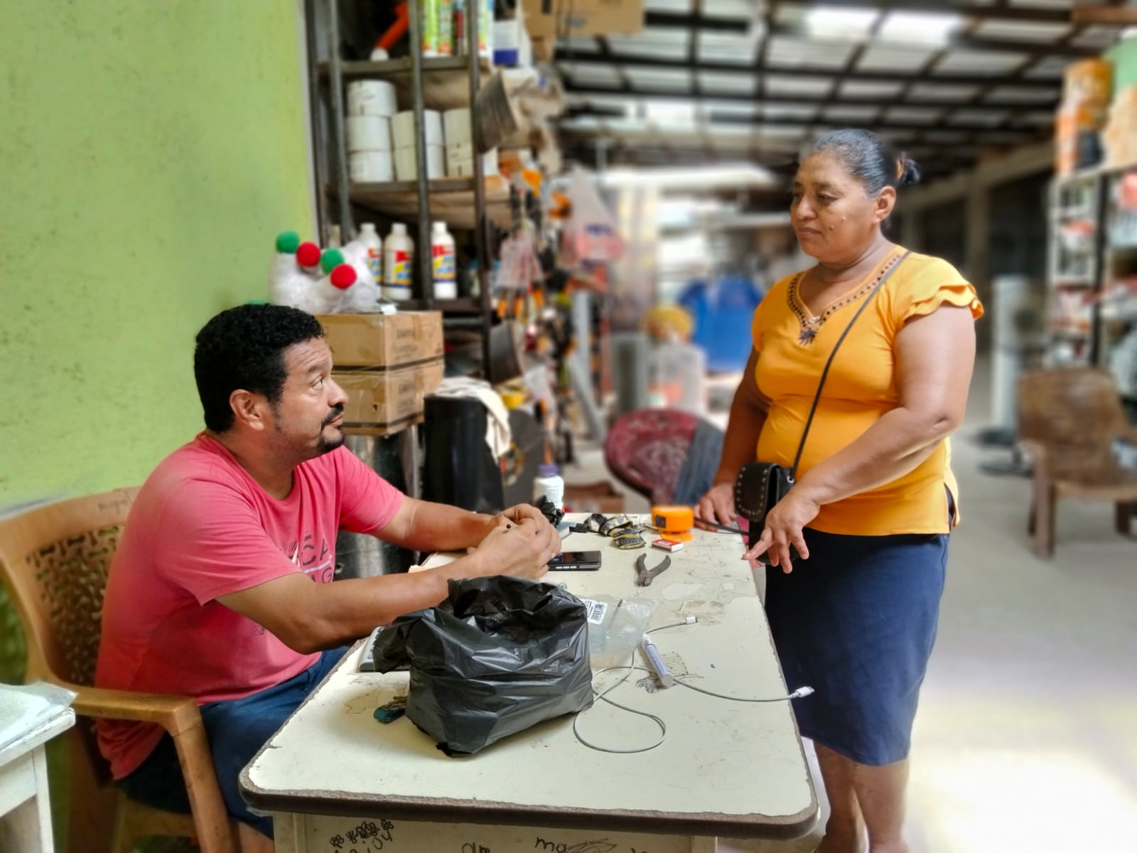 Propietario de la ferretería atendiendo